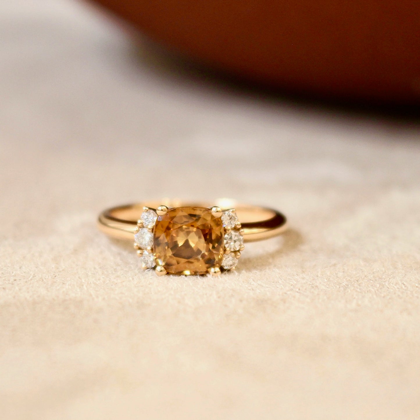 bague de fiançailles originale ornée d un zircon brun naturel et de 2 lignes courbes de diamants sur une monture en or rose