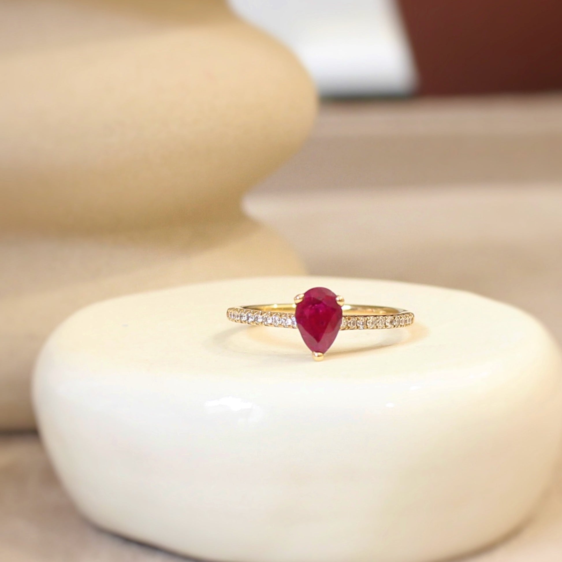 bague de fiançailles solitaire rubis taille poire et diamants-monture en or jaune 18K