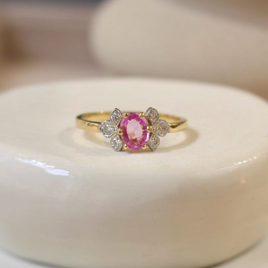 bague esprit art déco saphir rose et diamants sur une monture en or jaune 18k