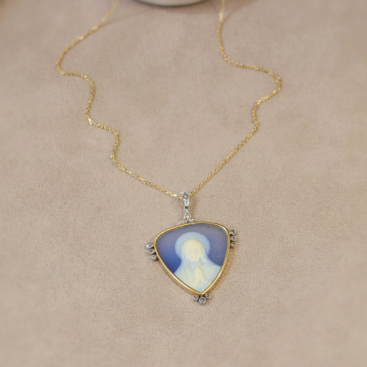 pendentif camée ancienvierge marie- agate bleue sur or jaune