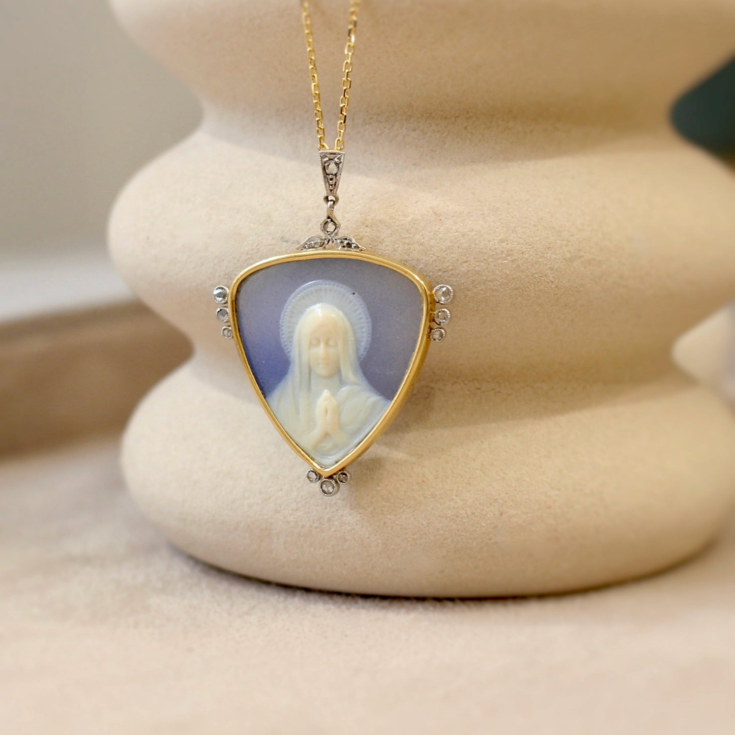 pendentif camée sur agate bleue- bijou ancien debut 20è siècle. Camée représentant la vierge Marie- or jaune et platine