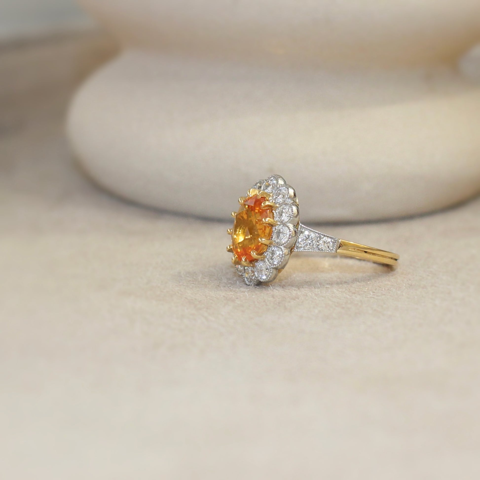 superbe bague de fiançailles marguerite avec un saphir orange de plus de 3 carats