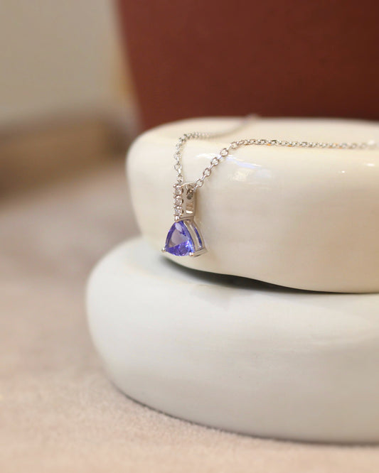 tanzanite et diamants sur collier en or blanc 18k