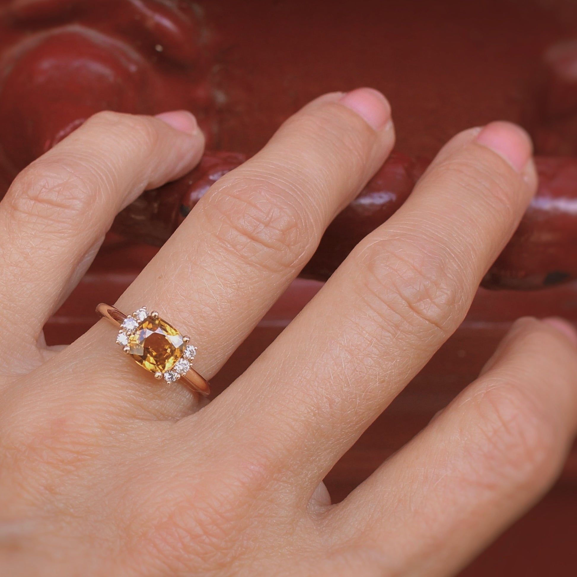 Une bague de fiançailles ornée d un zircon brun/caramel illuminé par 2 lignes de diamants de chaque coté-monture en or rose 18K