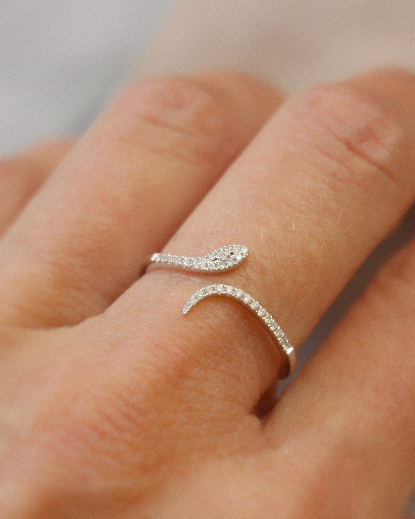 bague serpent en or blanc avec diamants