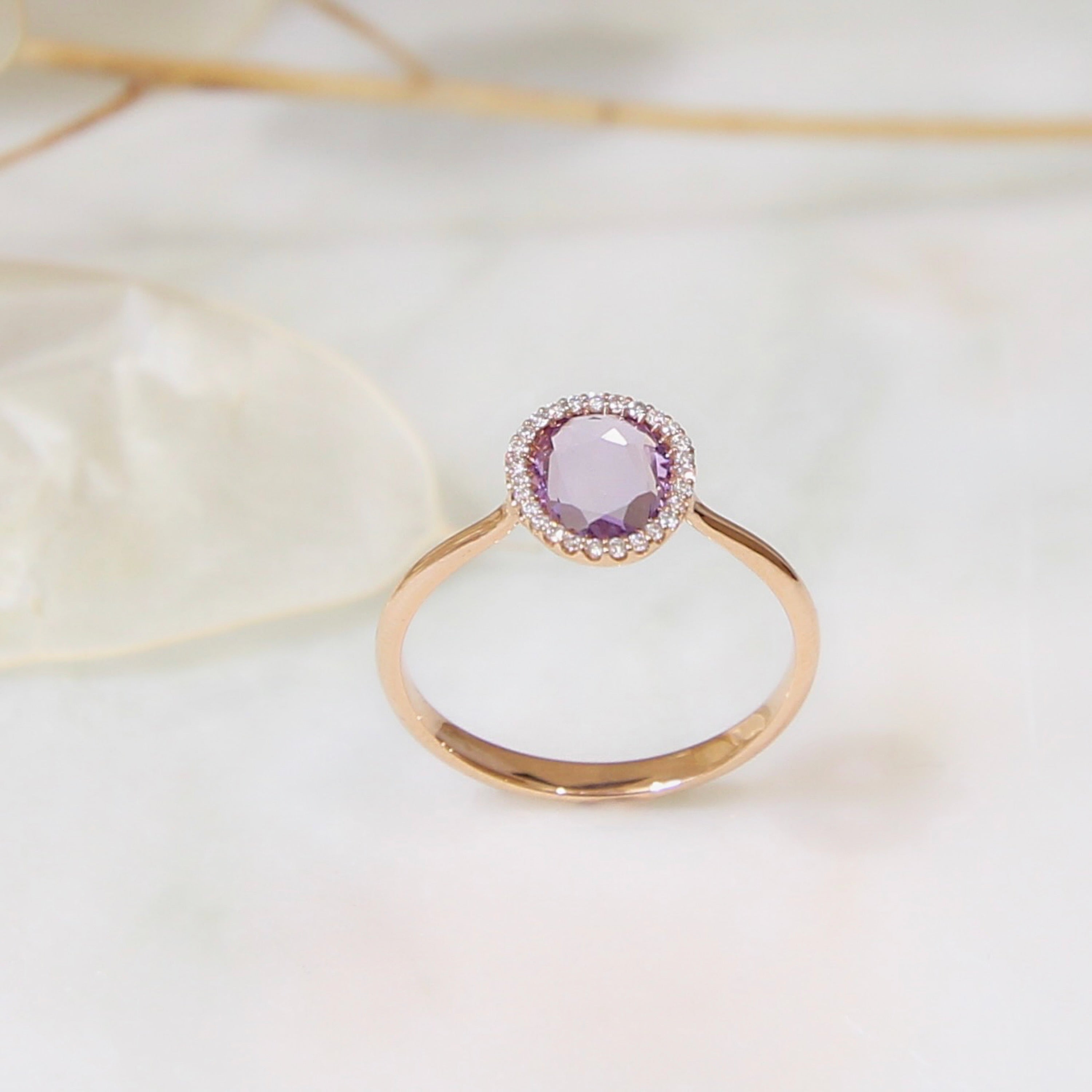 Bague Am thyste facett e et son halo de diamants sur or rose