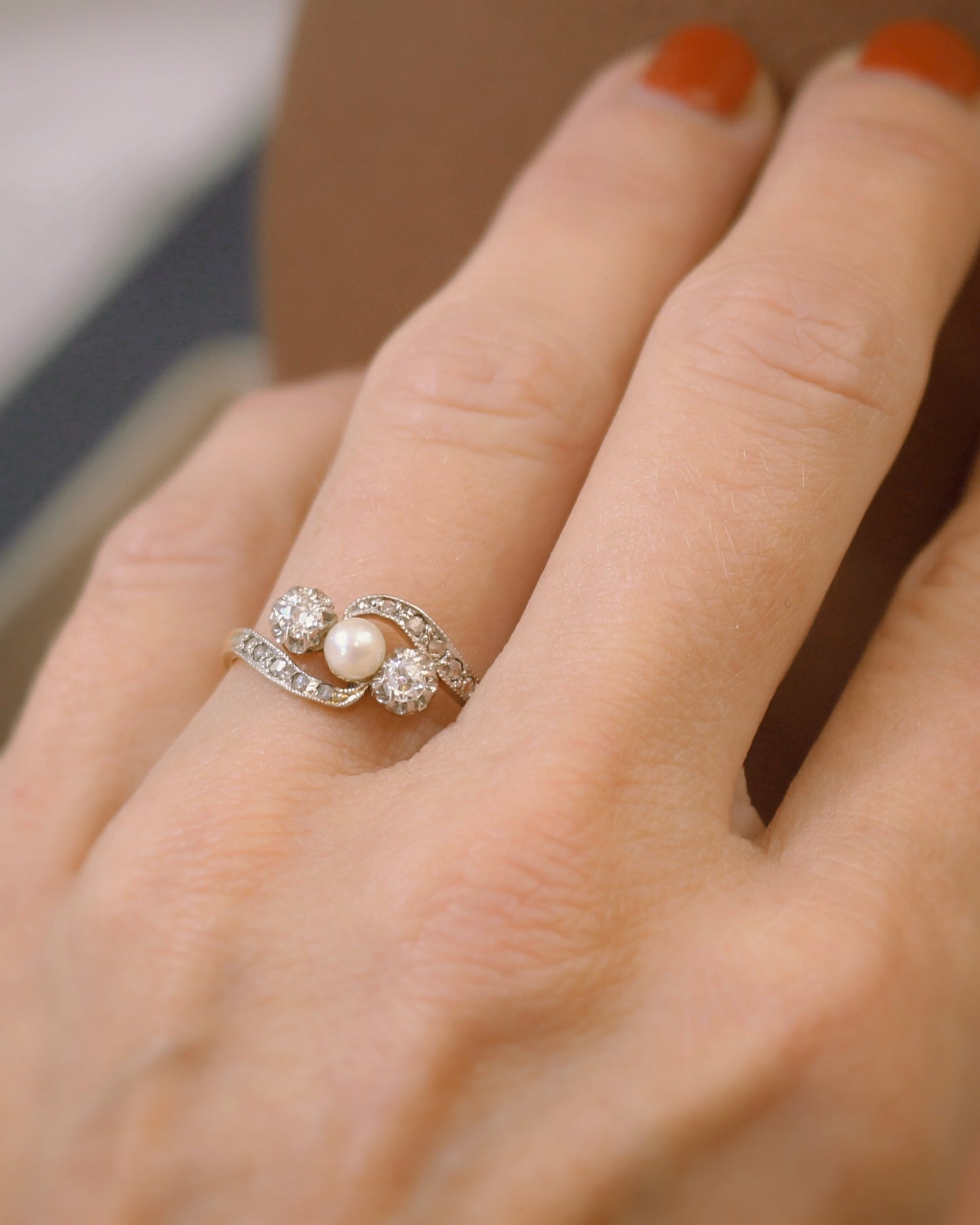 bague ancienne ornée d'une perle fine et de diamants taille ancienne