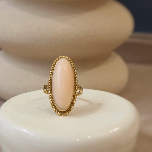 bague cabochon corail peau d'ange-monture en or jaune 18k