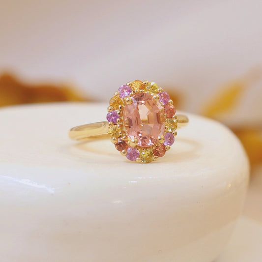 Bague de fiançailles originale et colorée ornée d'une tourmaline rose entourée de saphirs multicolores - monture en or jaune