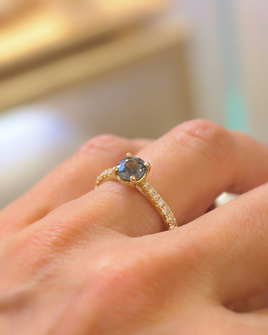 bague de fiançailles ornée d'un spinelle bleu et de diamants sertis sur l'anneau