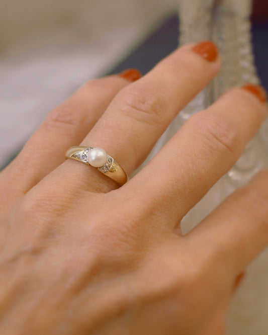 BAGUE JONC EN OR JAUNE ORNEE D UNE PERLE ET DIAMANTS