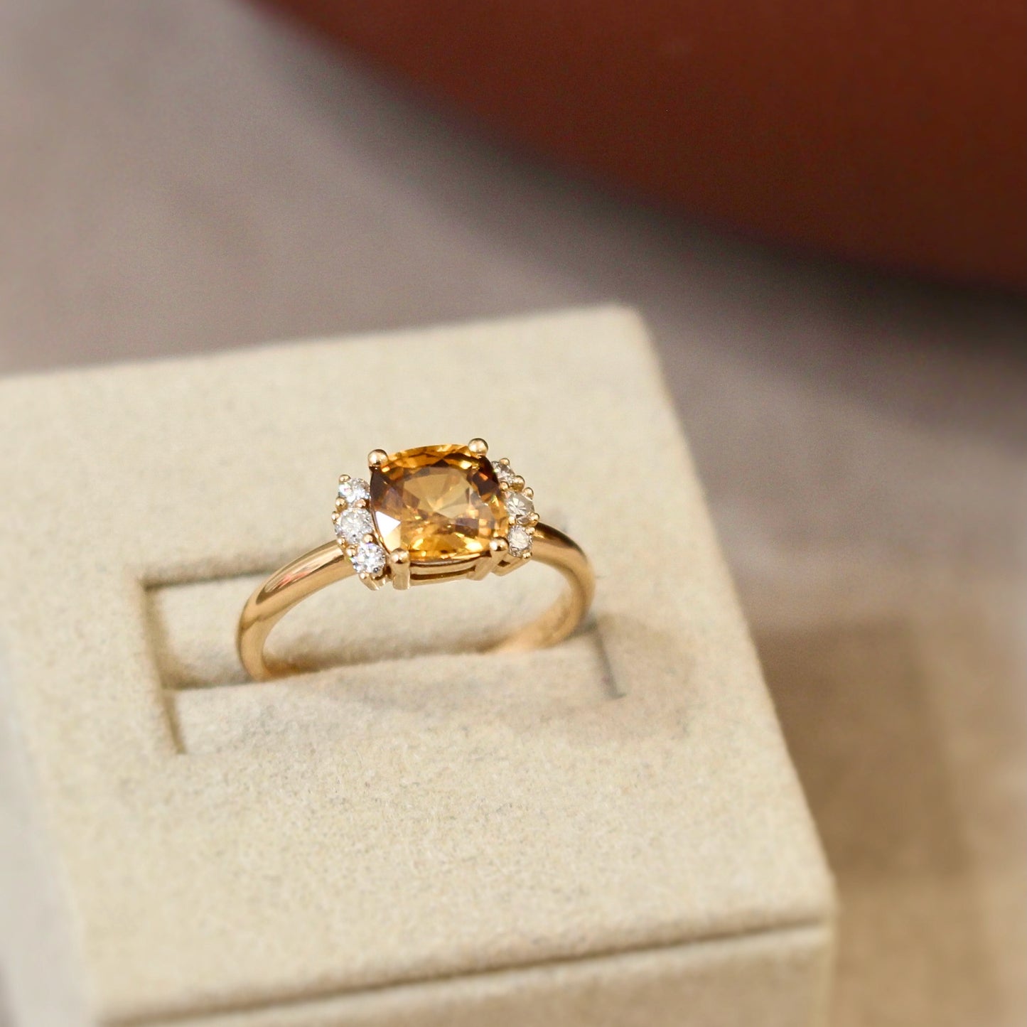 bague femme en or rose avec au centre un zircon couleur brun-caramel et de chaque coté une ligne de diamants