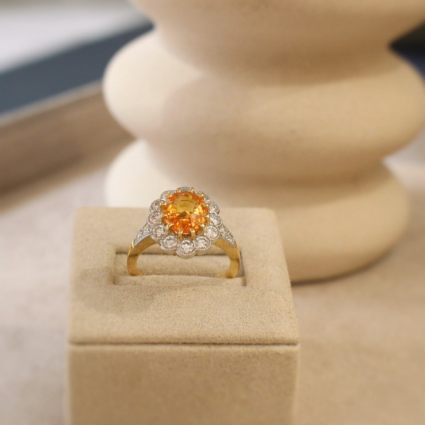 bague marguerite originale avec son saphir orange taille ovale de plus de 3 carats