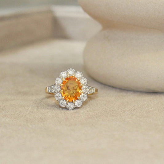 bague marguerite saphir orange entourage diamants-saphir taille ovale de 3,07 carats-monture en or jaune et sertissage en platine