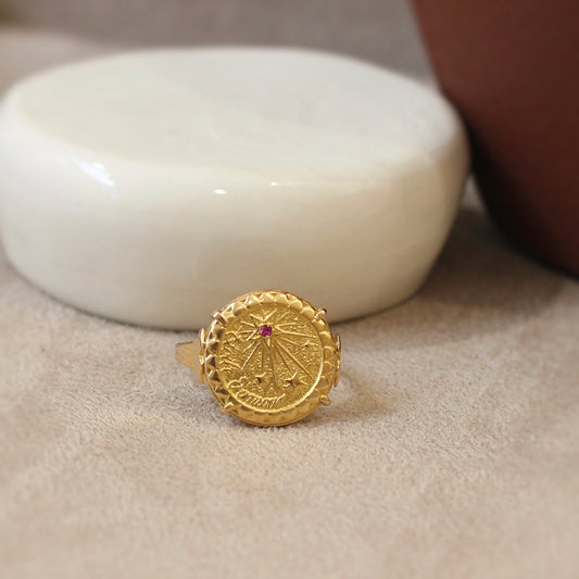 bague médaille amour en or jaune- gravure étoile d'amour-rubis