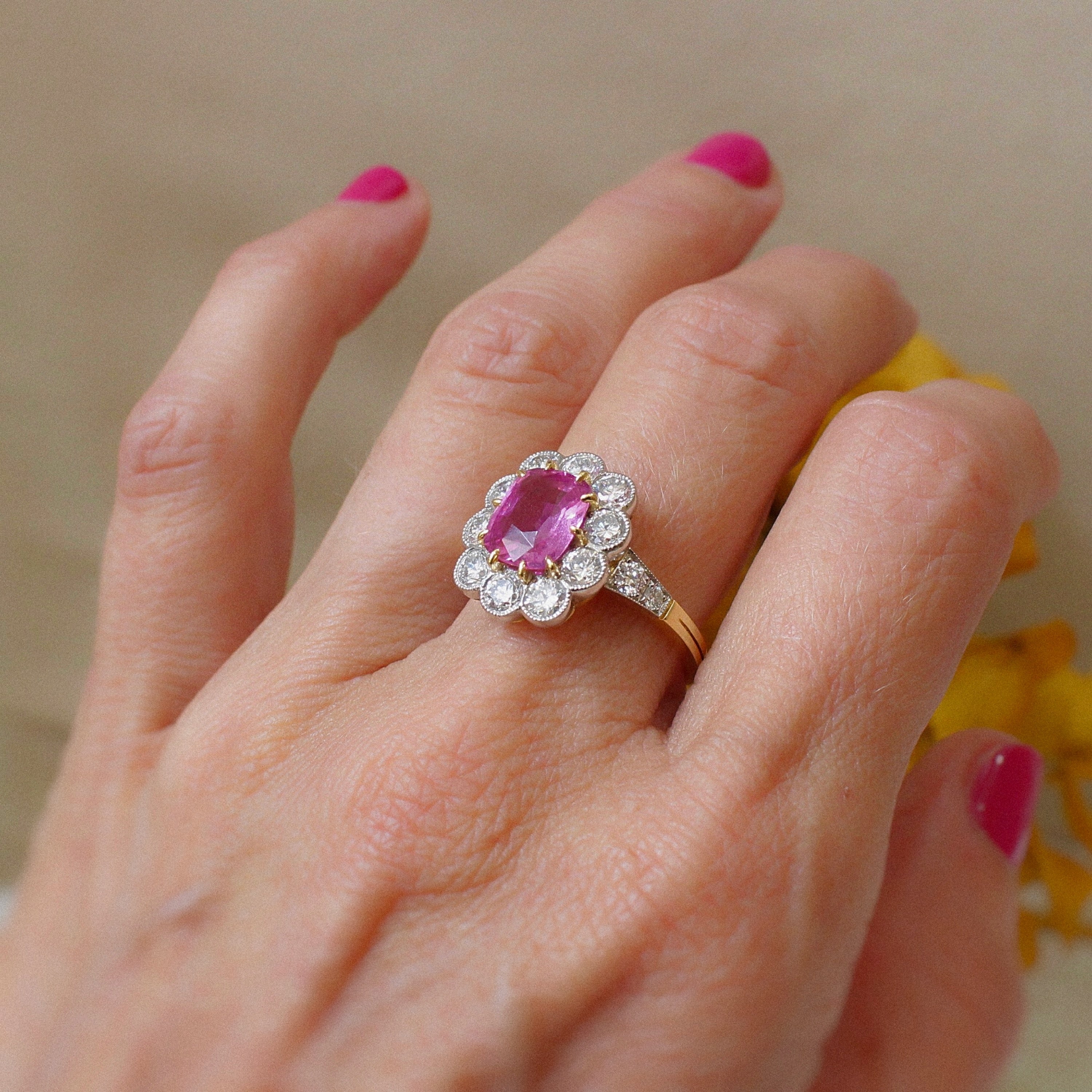 Bague marguerite et Saphir rose coussin bijouterieballanger