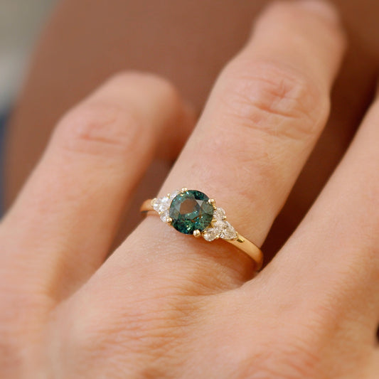 bague saphir vert et diamants sur une monture en or jaune 18k