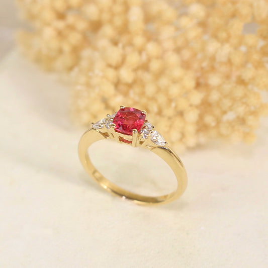 bague solitaire spinelle rose épaulé de diamants taille poire et brillant sur une monture en or jaune