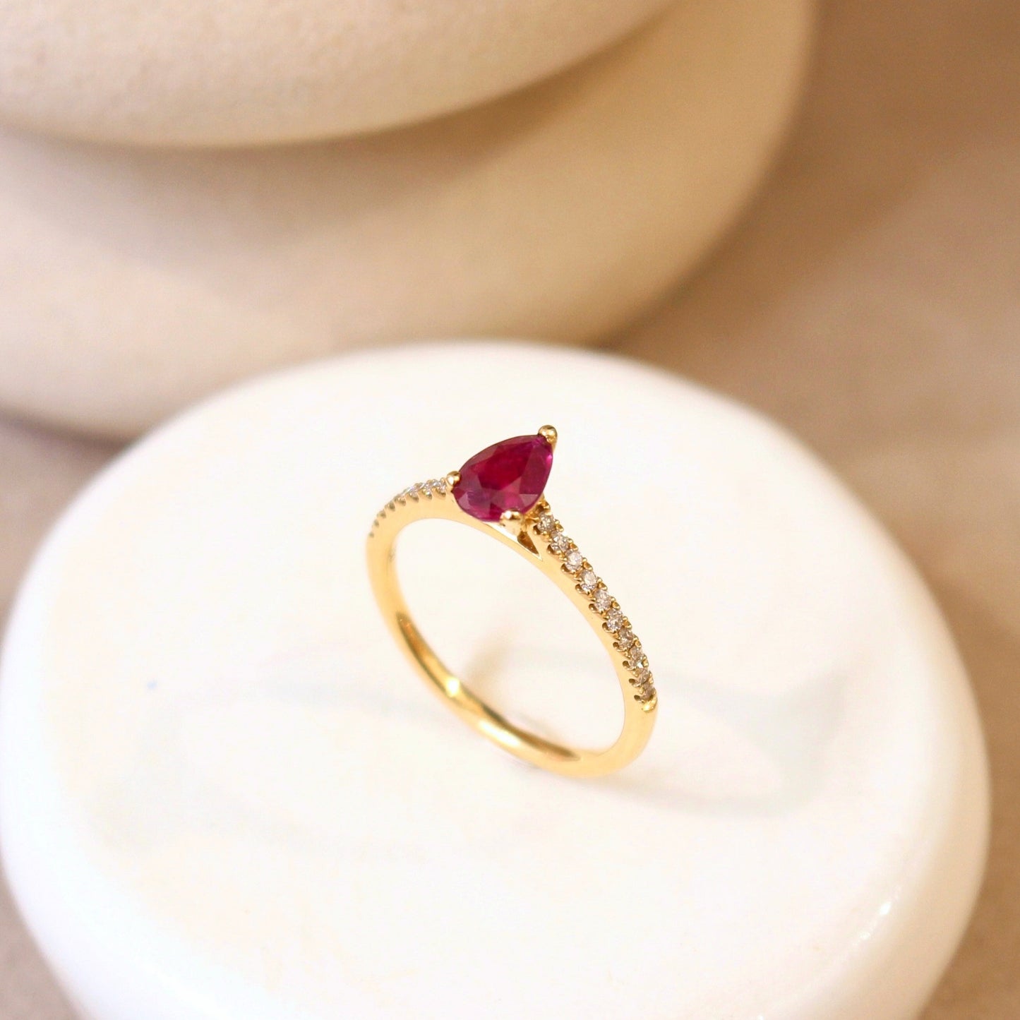 bague solitaire accompagné-rubis taille poire et diamants