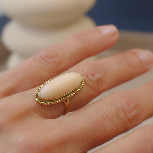 bague ornée d'un cabochon en corail peau d'ange - bjou vintage en or jaune 18k