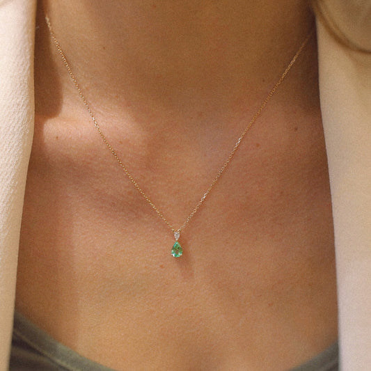 collier avec une tourmaline verte taille poire et un diamant taille poire sur de l'or rose 18k