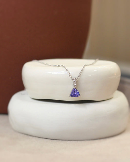 pendentif tanzanite et diamants sur collier en or blanc 18k