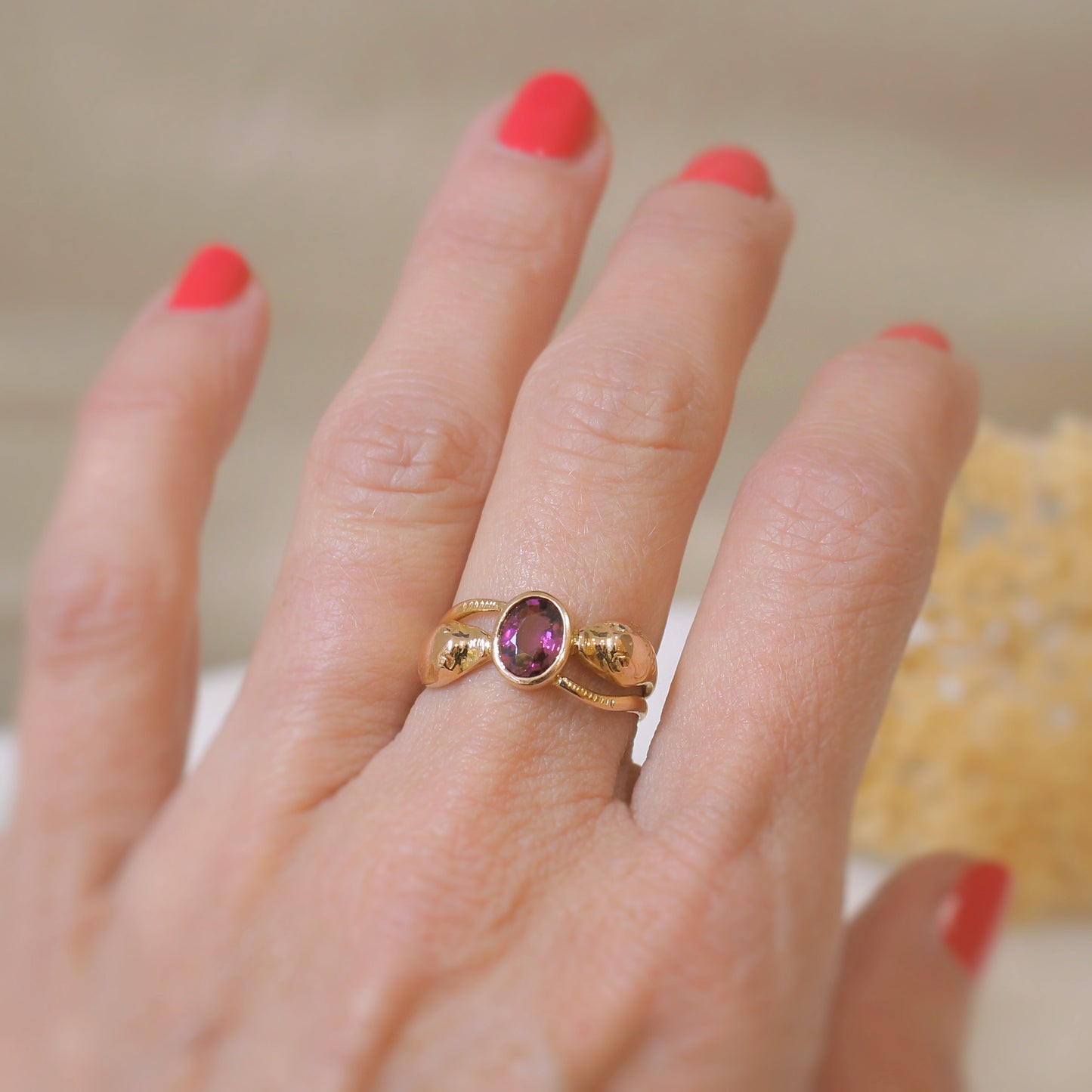 Magnifique bague serpent avec au centre un grenat rhodolite taille ovale