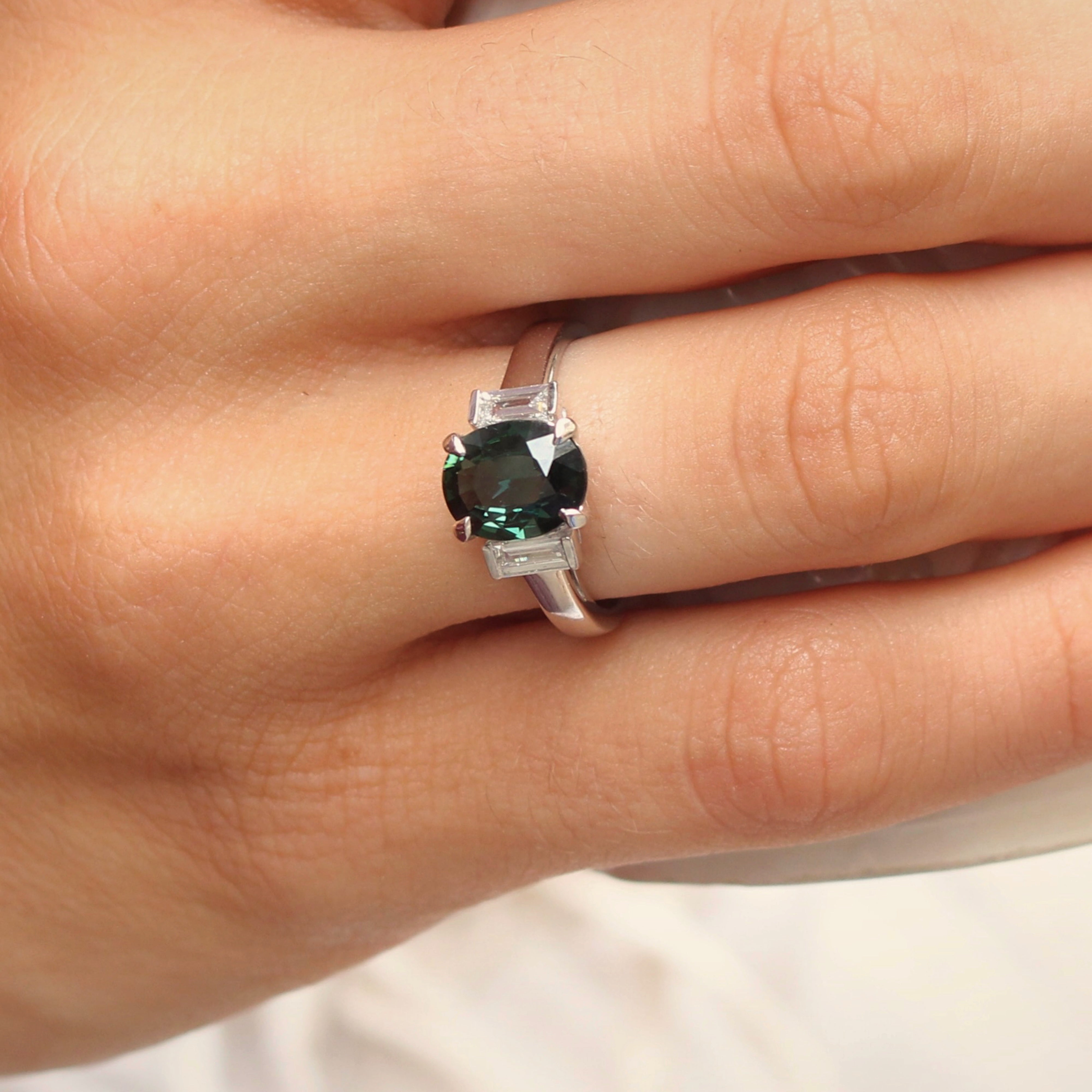 Bague solitaire saphir vert for t paul par diamants baguettes